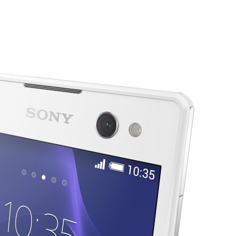 Dafür sorgt eine nach vorne gerichtete 5-Megapixel-Kamera, die einen eigenen Blitz hat. (Bild: Sony)